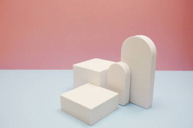 Pembe ve mavi arkaplanda kopyalama alanı olan podyum sahne sahne gösterisi ön görünümü