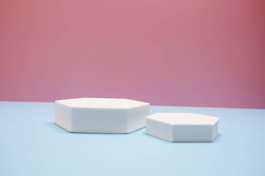 Pembe ve mavi arkaplanda kopyalama alanı olan podyum sahne sahne gösterisi ön görünümü