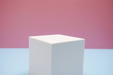 Pembe ve mavi arkaplanda kopyalama alanı olan podyum sahne sahne gösterisi ön görünümü