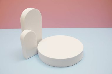 Pembe ve mavi arkaplanda kopyalama alanı olan podyum sahne sahne gösterisi ön görünümü