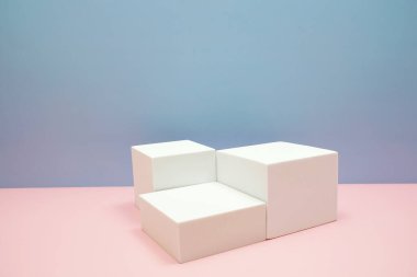 Pembe ve mavi arkaplanda kopyalama alanı olan podyum sahne sahne gösterisi ön görünümü