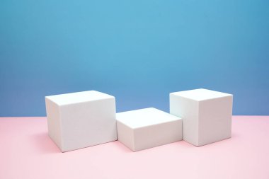 Pembe ve mavi arkaplanda kopyalama alanı olan podyum sahne sahne gösterisi ön görünümü