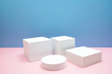 Pembe ve mavi arkaplanda kopyalama alanı olan podyum sahne sahne gösterisi ön görünümü