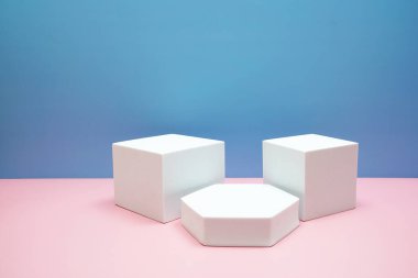 Pembe ve mavi arkaplanda kopyalama alanı olan podyum sahne sahne gösterisi ön görünümü