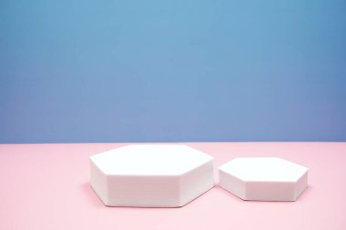 Pembe ve mavi arkaplanda kopyalama alanı olan podyum sahne sahne gösterisi ön görünümü