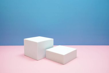 Pembe ve mavi arkaplanda kopyalama alanı olan podyum sahne sahne gösterisi ön görünümü