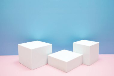 Pembe ve mavi arkaplanda kopyalama alanı olan podyum sahne sahne gösterisi ön görünümü