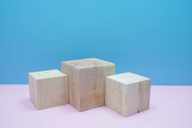 Pembe ve mavi arkaplanda kopyalama alanı olan podyum sahne sahne gösterisi ön görünümü