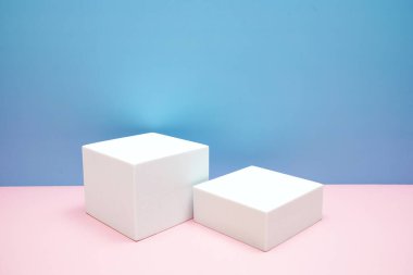 Pembe ve mavi arkaplanda kopyalama alanı olan podyum sahne sahne gösterisi ön görünümü