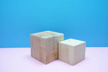 Pembe ve mavi arkaplanda kopyalama alanı olan podyum sahne sahne gösterisi ön görünümü