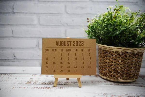 Agosto 2023 Calendario Mensile Con Decorazione Foglia Verde Sfondo Legno — Foto Stock