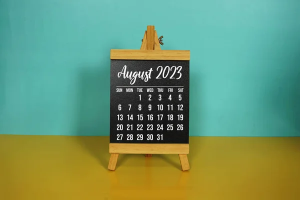 Měsíční Kalendář Stojanu Stojí Žlutém Modrém Pozadí — Stock fotografie