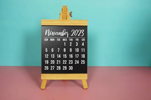Listopad 2023 Měsíční Kalendář Stojan Růžovém Modrém Pozadí — Stock fotografie