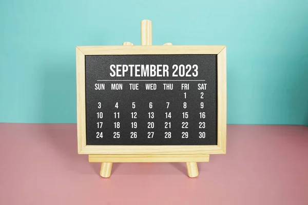 September 2023 Monatskalender Auf Staffelei Ständer Auf Rosa Und Blauem — Stockfoto