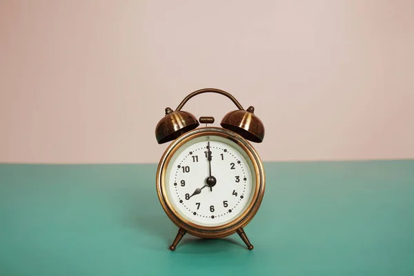 Vintage Alarm Klocka Med Utrymme Kopia Blå Och Rosa Bakgrund — Stockfoto