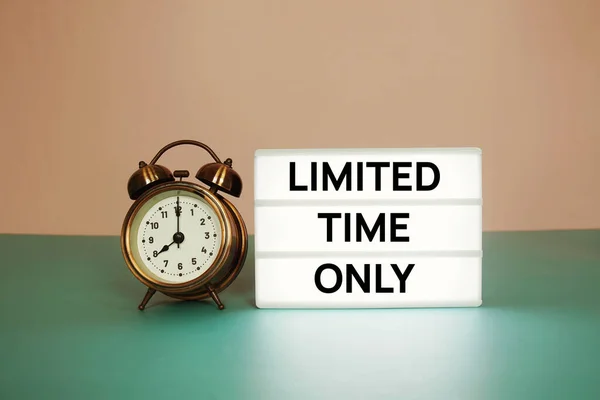 Sınırlı zaman dilimi sadece kağıt kart üzerinde ahşap sehpa ve alarmlı saat içeren kısa mesaj