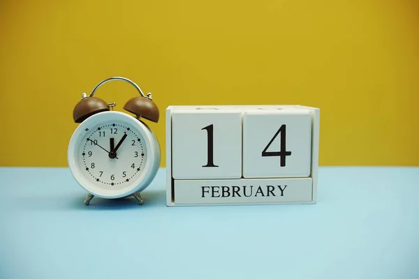 Calendario Madera Febrero Con Despertador Blanco Sobre Fondo Amarillo Azul — Foto de Stock