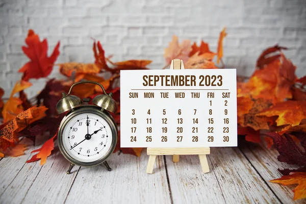 Setembro 2023 Calendário Mensal Com Folha Bordo Sobre Fundo Madeira Fotografias De Stock Royalty-Free