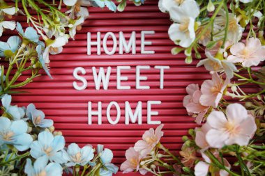 Ev Tatlı Ev metni, çiçek süslemeli Harf Tahtasında