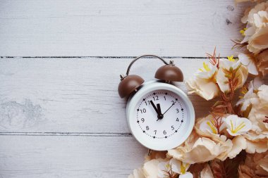 Ahşap arka planda çiçek buketi desenli çalar saat