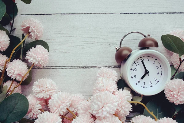 Relógio Despertador Com Decoração Buquê Flores Fundo Madeira — Fotografia de Stock