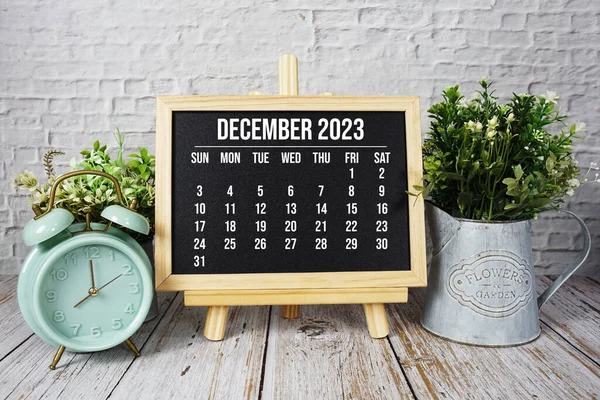 Dicembre 2023 Calendario Mensile Cavalletto Stand Sfondo Legno — Foto Stock