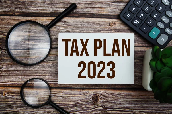 Налоговый План 2023 Увеличительным Стеклом Деревянном Фоне — стоковое фото