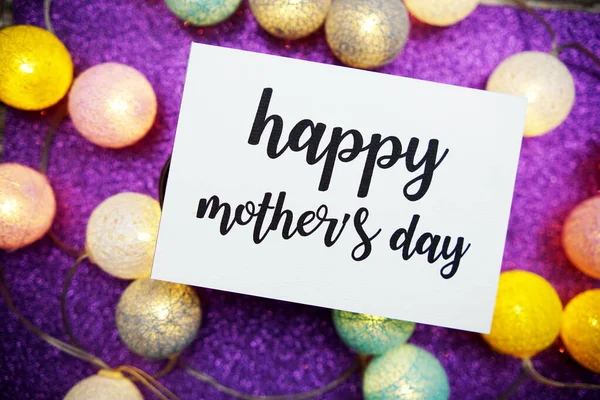 母亲节快乐 纸卡片上的文字在紫色背景的顶部视图 — 图库照片