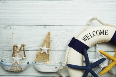 Ahşap arka planda uzay kopyası olan bir yelkenli model dekorasyonu