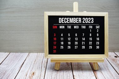 Aralık 2023 Aylık takvim sehpada ahşap arka planda