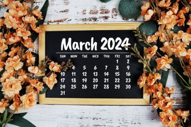 Ahşap arka planda çiçek buketi desenli aylık Mart 2024 takvimi
