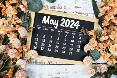 Mayıs 2024 Aylık takvim ahşap arka planda çiçek buketi süslemesi