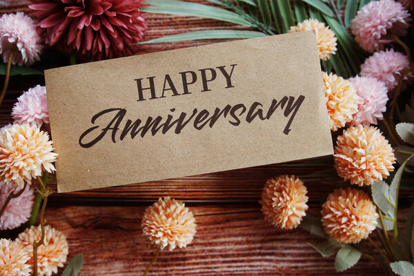 Happy Anniversary Text Message Flower Decoration Wooden Background — Stock Photo, Image