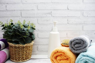 Şampuanlı temiz banyo havluları, ahşap eşyalar ve fotokopi alanı olan iç aksesuarlar.