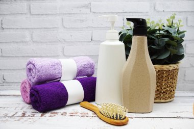 Temiz havlular, şampuan, Sıvı sabun ve diğer tuvalet eşyaları ve fotokopi alanı olan iç aksesuarlar.