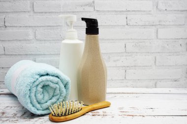 Temiz havlular, şampuan, Sıvı sabun ve diğer tuvalet eşyaları ve fotokopi alanı olan iç aksesuarlar.