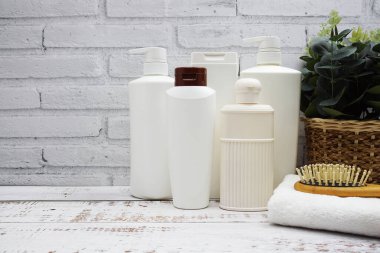 Temiz havlular, şampuan, Sıvı sabun ve diğer tuvalet eşyaları ve fotokopi alanı olan iç aksesuarlar.