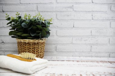 Beyaz havlu ve ahşap tarakla ahşap arkaplanda kopya için boşluk