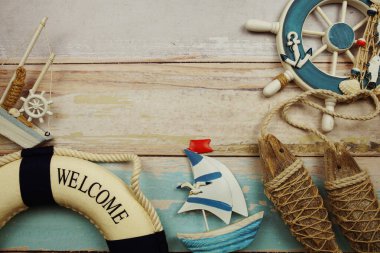 Ahşap arkaplanda denizcilik ve yaz arkaplan görüntüsü