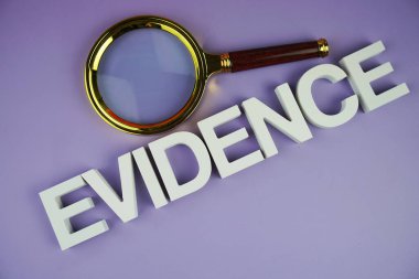 Büyüteç, iş ve eğitim konseptine sahip kanıt alfabesi harfleri