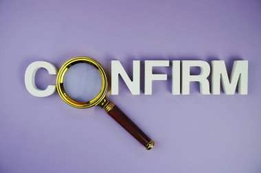 Alfabe harflerini büyüteç, iş ve eğitim konseptiyle doğrula