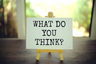 Sen ne düşünüyorsun? Tahta sehpalı kağıt kartta metin mesajı