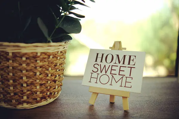 Home Sweet Home mesaj kağıdı üzerinde ahşap masa arkasında ahşap sehpa ile