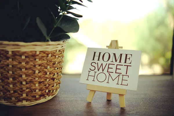 Home Sweet Home Textová Zpráva Papírové Kartě Dřevěným Stojanem Dřevěném Stock Obrázky