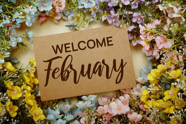 Mensaje Bienvenida Febrero Con Decoración Flores Sobre Fondo Amarillo Imágenes de stock libres de derechos