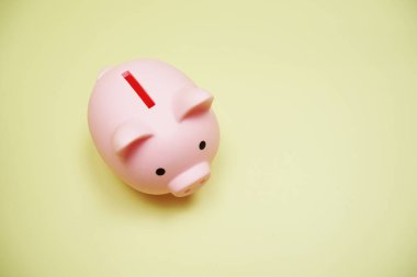 Domuz kumbaraları kaydediliyor, sarı arkaplanda yer kopyası var