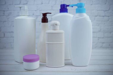 Plastik pompa şişeleri şampuan ve duş kreminin vücut bakımı ürünleri.