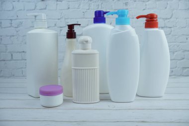 Plastik pompa şişeleri şampuan ve duş kreminin vücut bakımı ürünleri.
