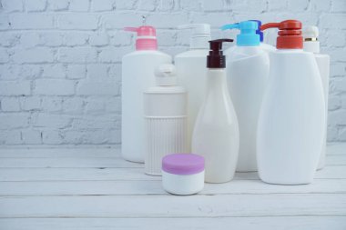 Plastik pompa şişeleri şampuan ve duş kreminin vücut bakımı ürünleri.