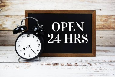 Ahşap arkaplanda çalar saat ile 24 saatlik kısa mesaj aç